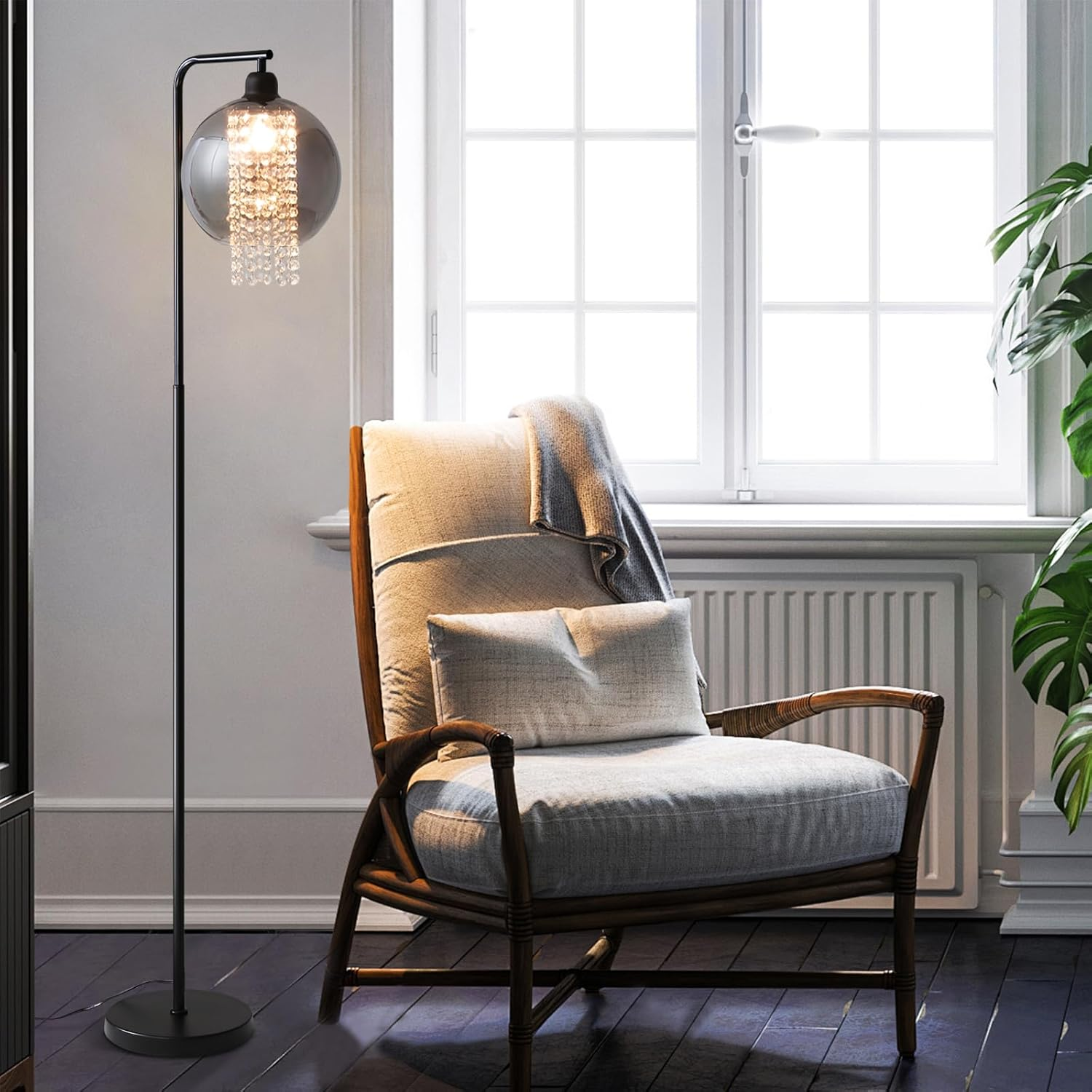 Lampa podłogowa z kloszem w kształcie kuli, drewniane krzesło i okno.