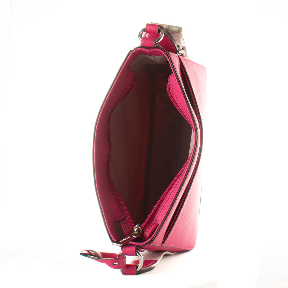 Eine pinkfarbene Handtasche, geöffnet, um das Innere zu zeigen. Der Innenraum hat einen Reißverschluss, und ein Schulterriemen ist sichtbar.