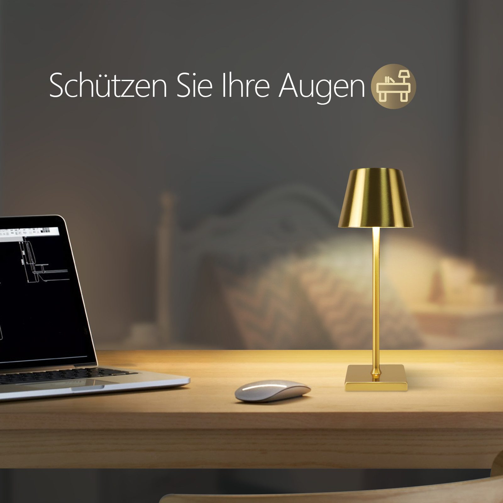 Złota lampa biurkowa na drewnianym biurku z laptopem i myszką. Rozmyte tło.