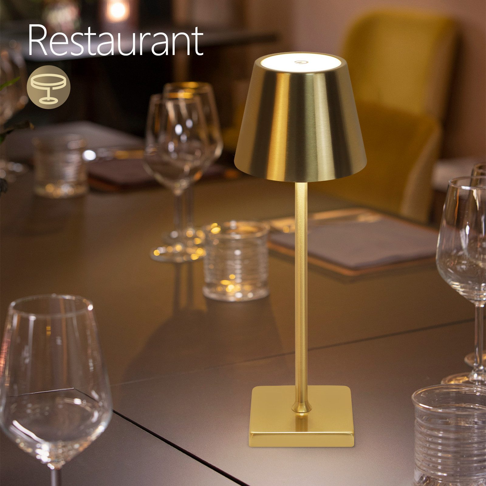 Złota lampa na stole w restauracji z kieliszkami do wina.