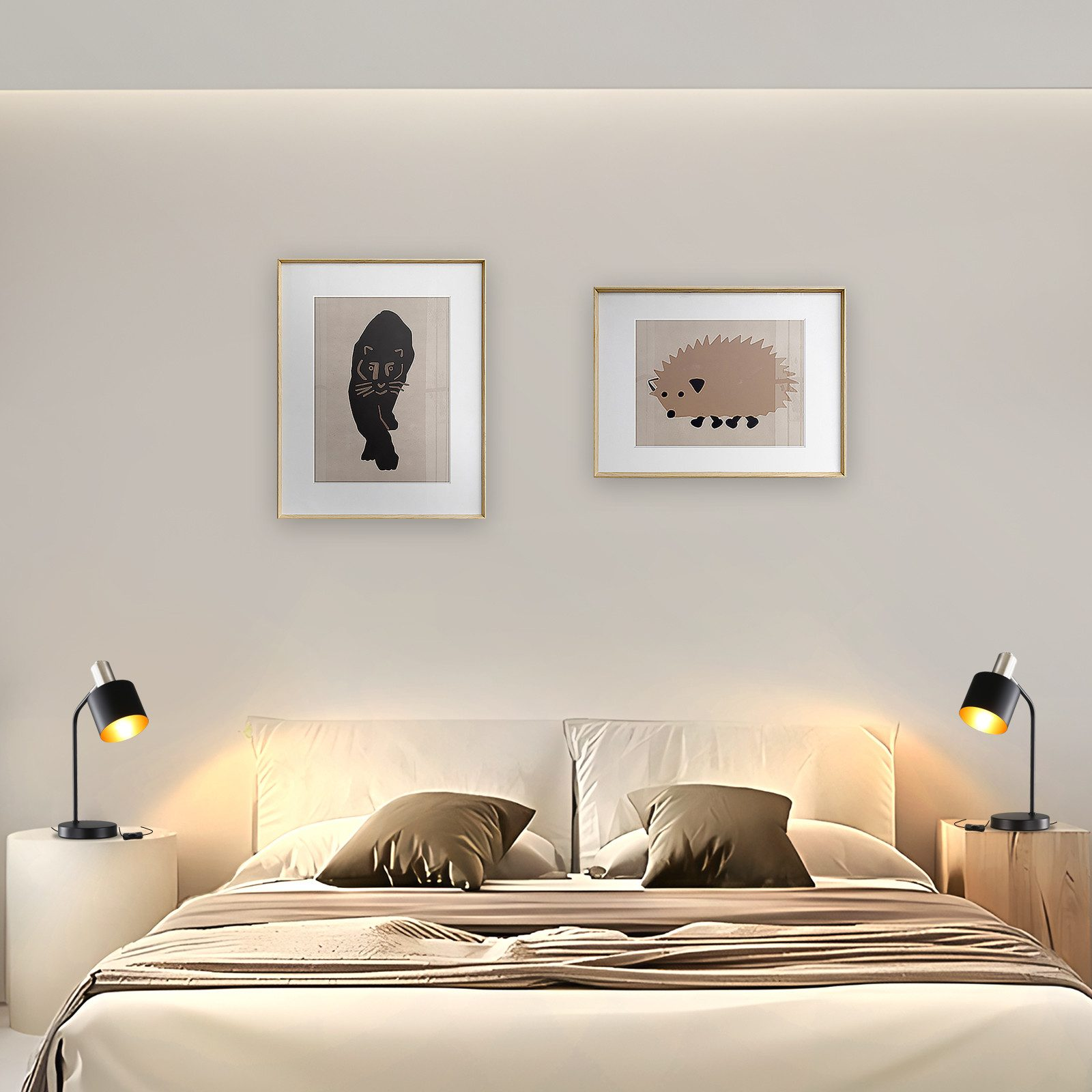 Scena sypialni z łóżkiem, dwiema lampami, dwoma oprawionymi obrazami i neutralną ścianą.