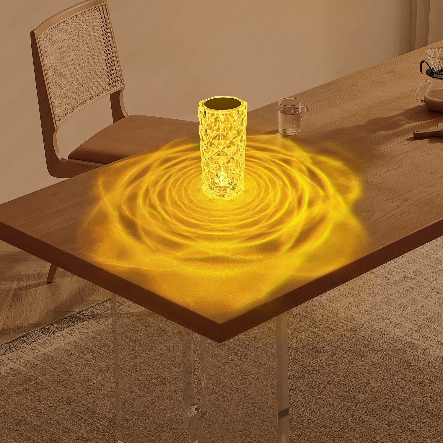 Kryształowa lampa świecąca na drewnianym stole, tworząc żółty wzór światła.