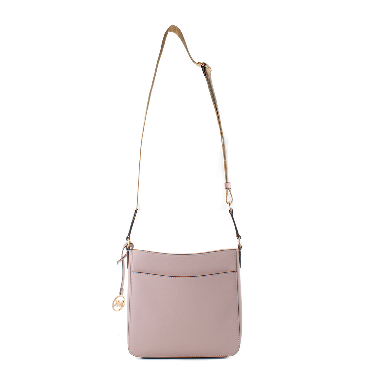 Rosa Handtasche mit goldenem Riemen auf weißem Hintergrund. Goldfarbene Hardware und ein Anhänger.