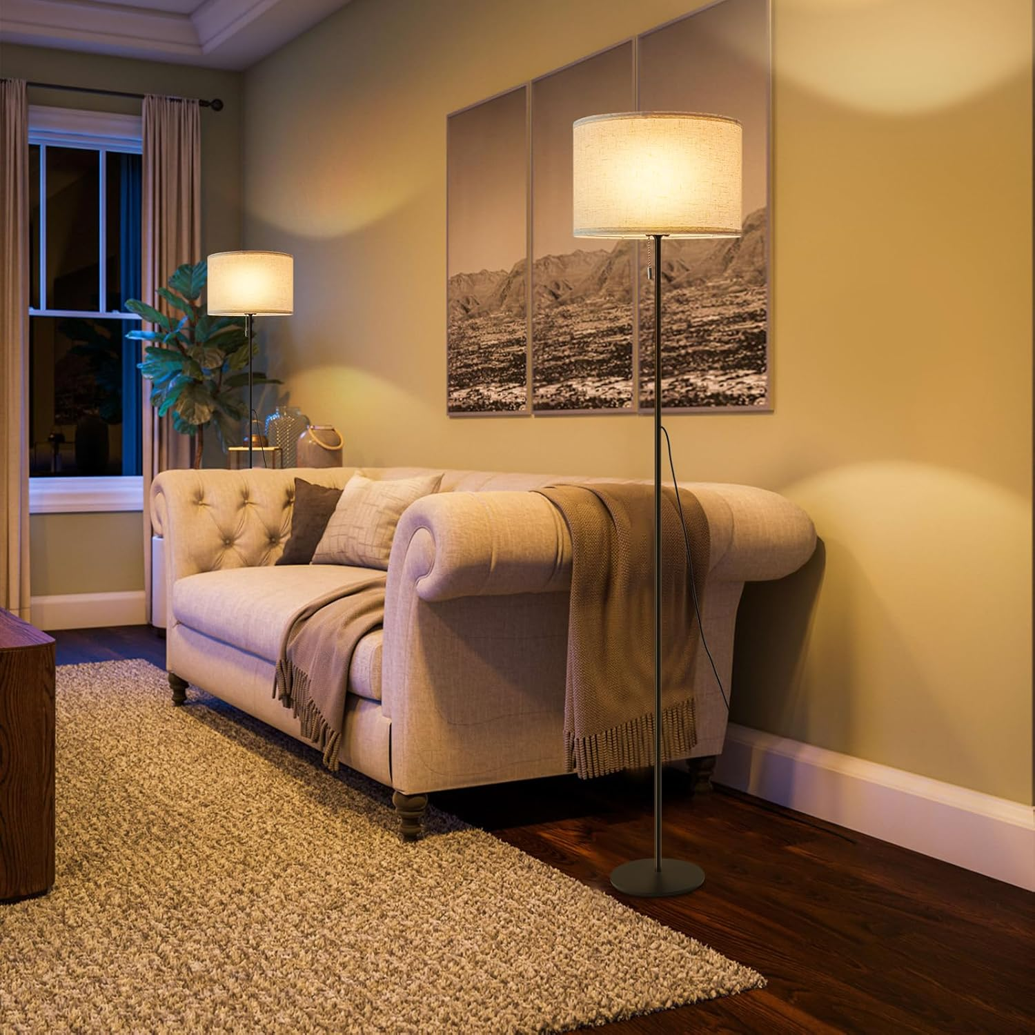 Salon z sofą, lampami i dywanem. Przytulna scena.