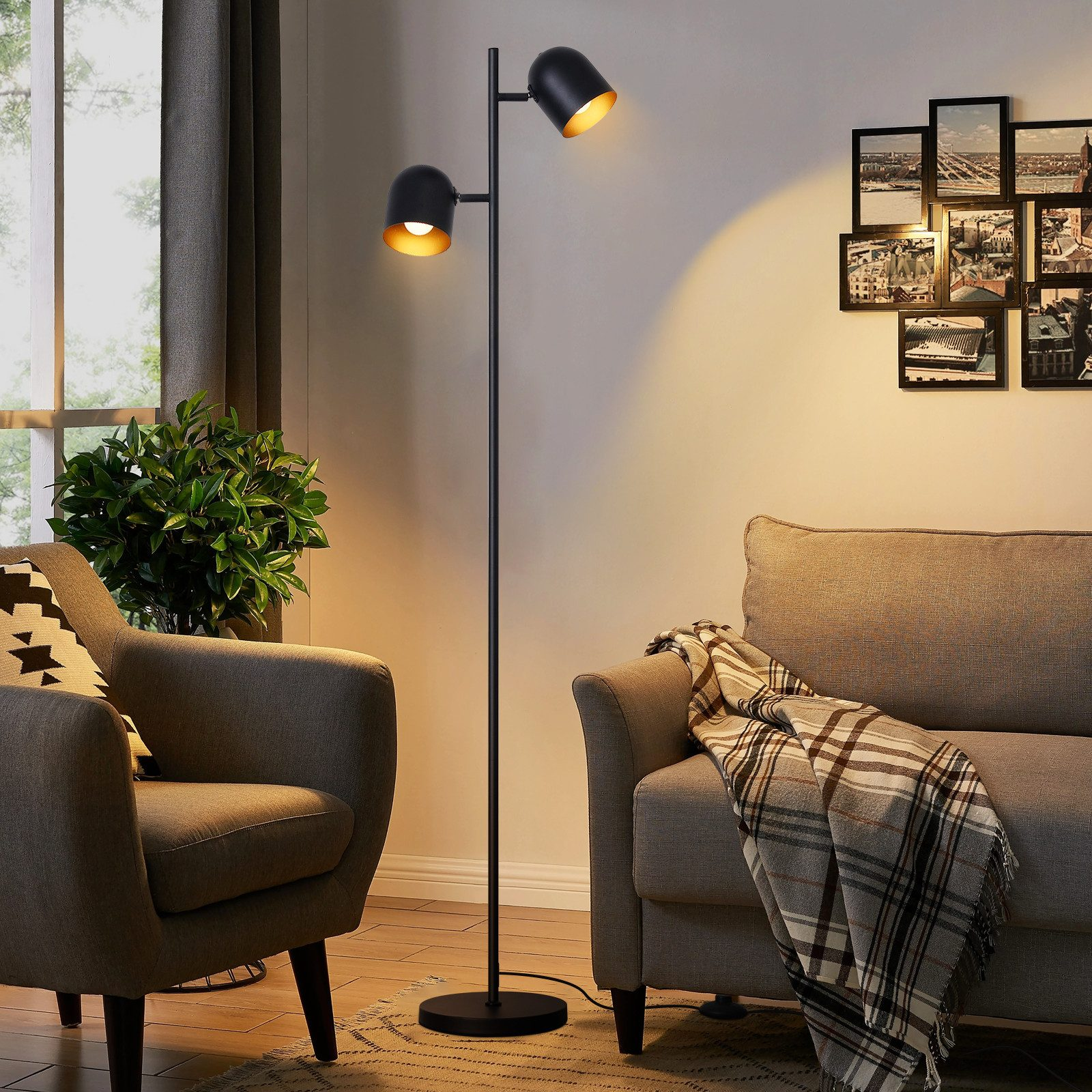 Lampada da terra nera con due luci e un'accogliente ambientazione del soggiorno. Include un divano e arte.