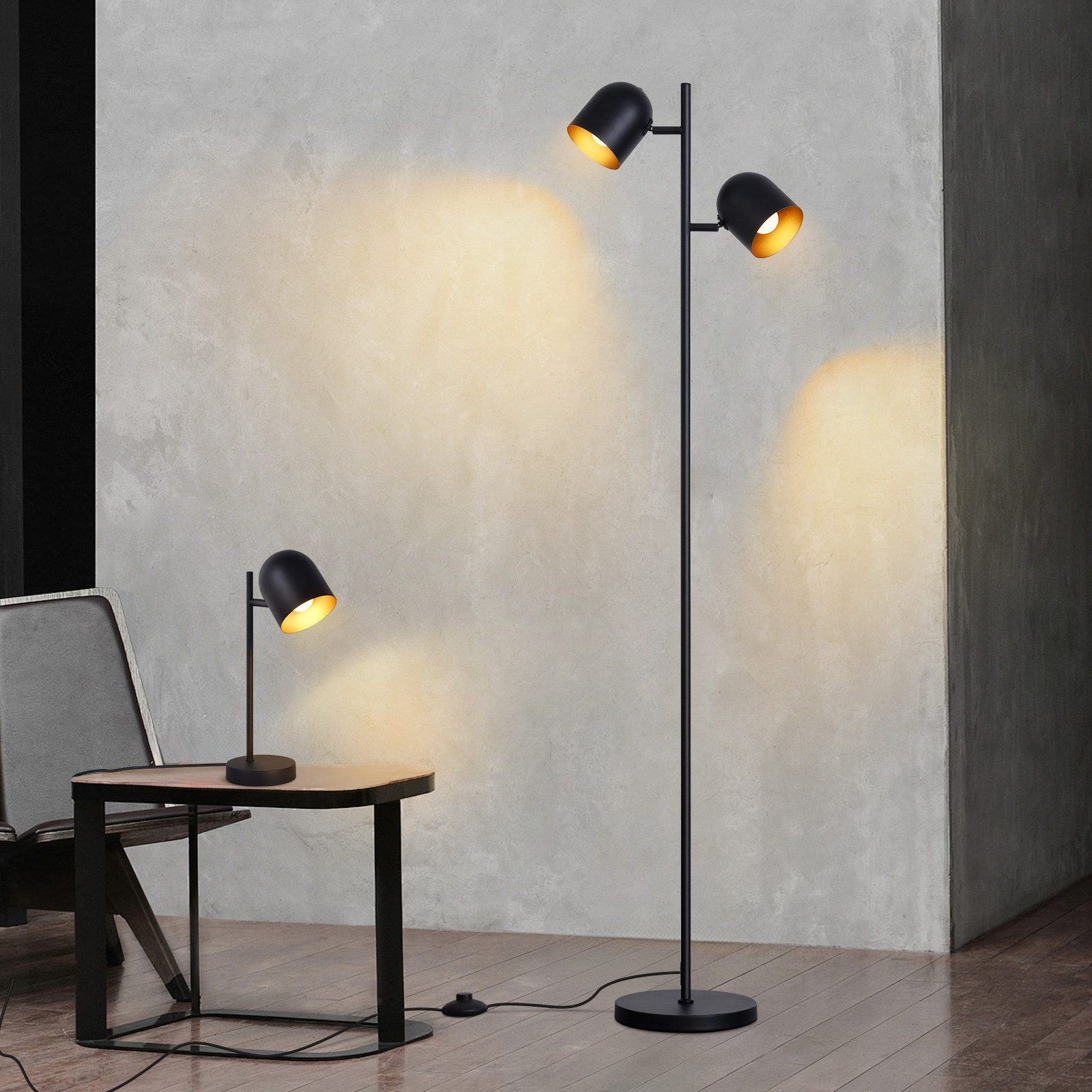 Un moderno soggiorno con una lampada da terra, una lampada da tavolo e un tavolino.