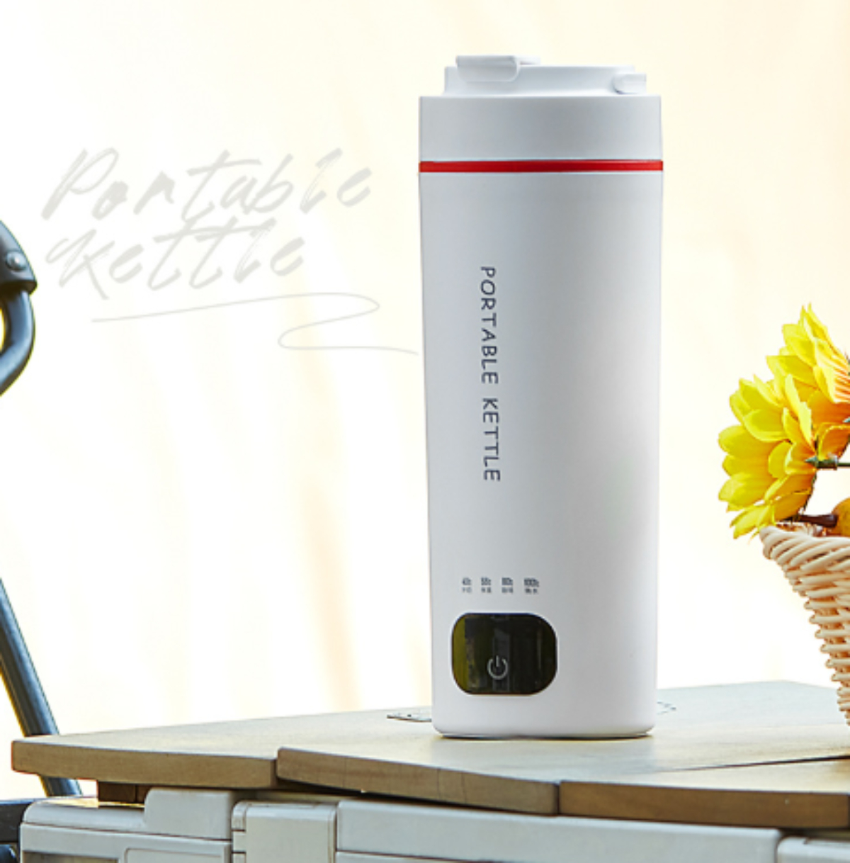 Weißer tragbarer Wasserkocher auf Tisch mit Blumengesteck, Text: Portable Kettle.