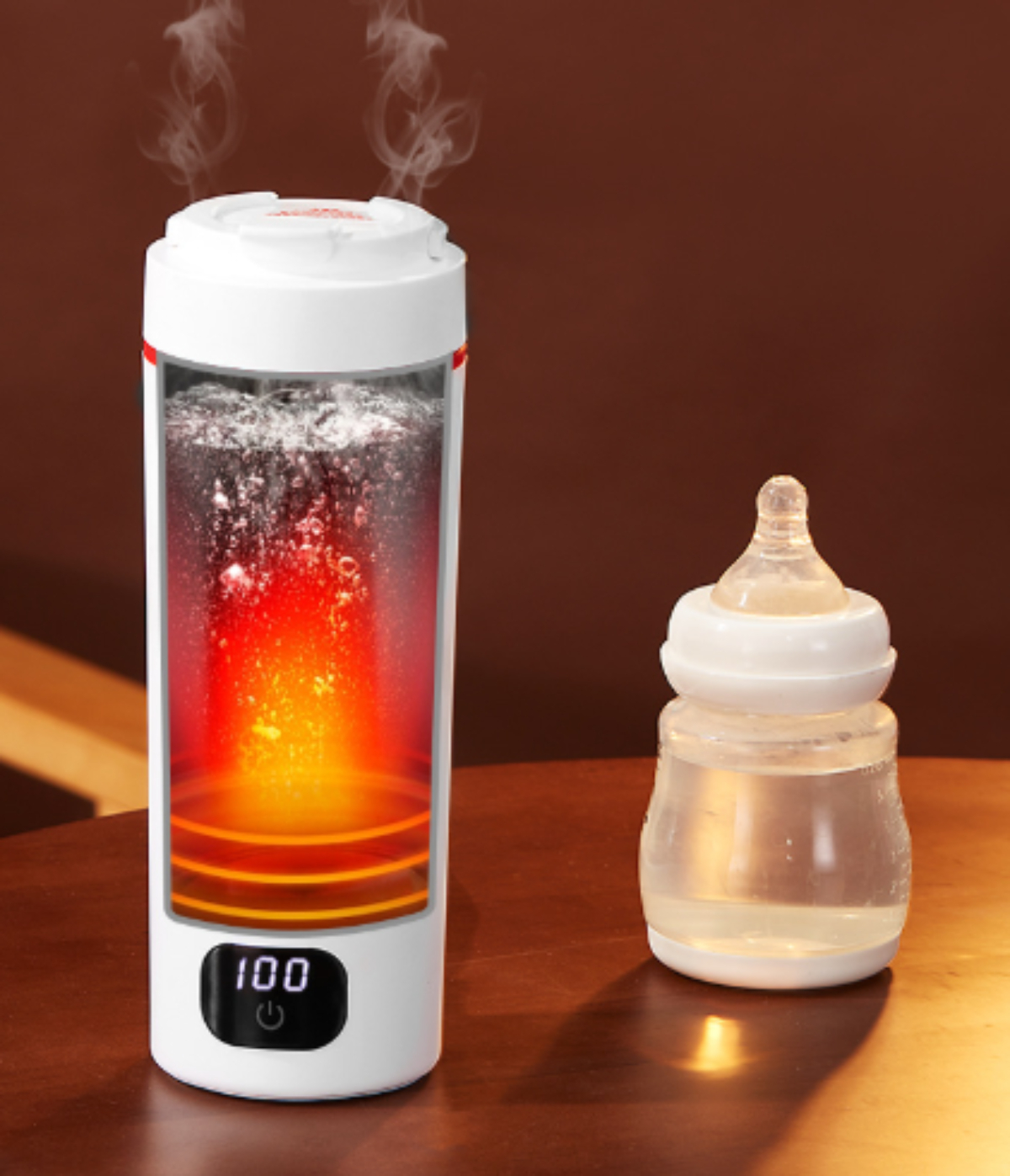 Eine Babyflasche neben einem weißen, tragbaren Flaschenwärmer mit dampfendem Wasser. Dunkler Hintergrund.