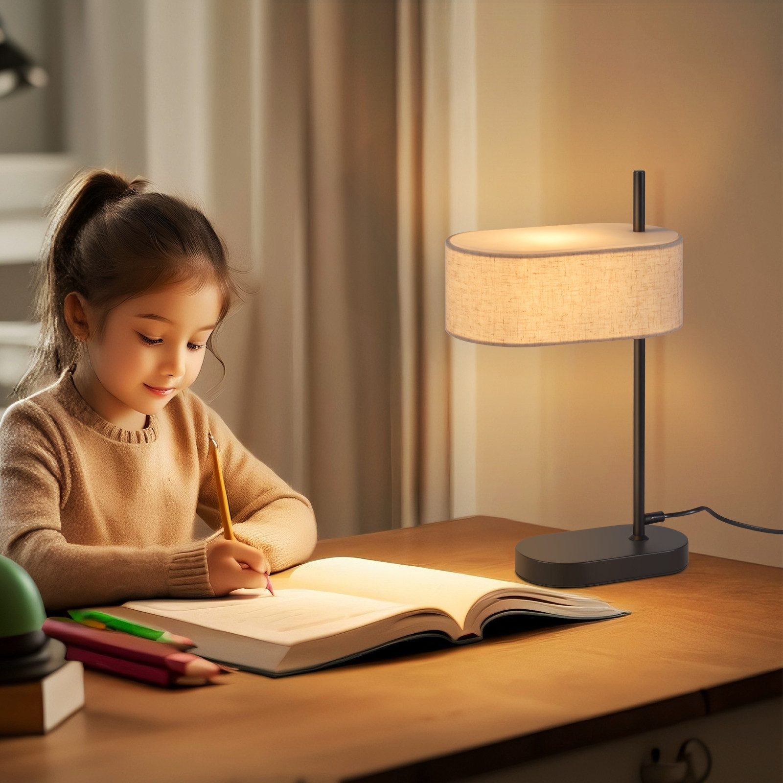 Dziewczynka pisze w notatniku z lampą na biurku. Jest książka i kredki.