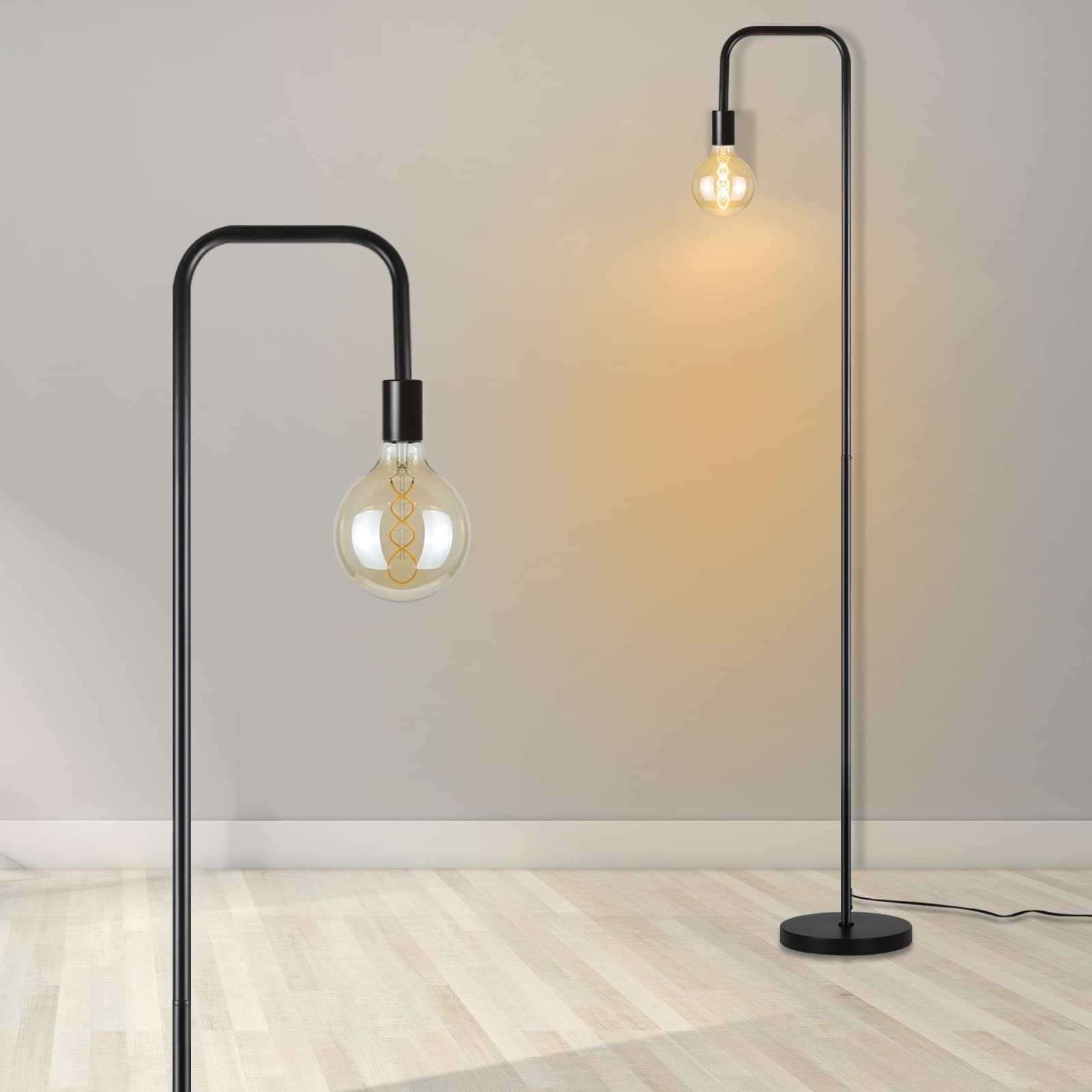 Zwei schwarze Stehlampen mit gebogenen Hälsen und Edison-Glühbirnen. Eine Lampe befindet sich links, eine rechts.