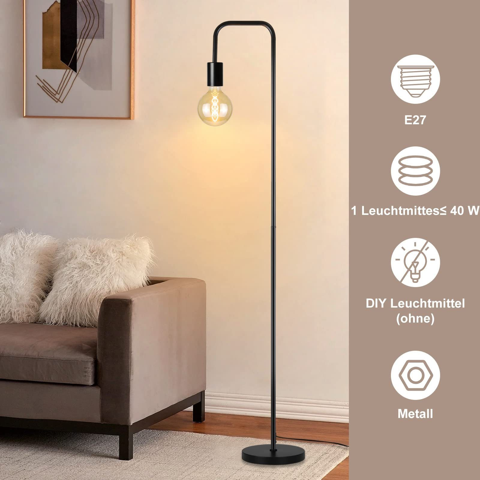 Eine schwarze Stehlampe mit einer Glühbirne, neben einem braunen Sofa, in einem Raum.