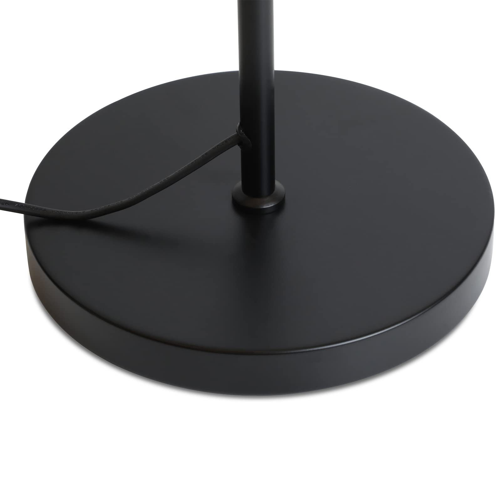 Ein schwarzer Lampensockel, eine schwarze Stange und ein schwarzes Netzkabel. Der Hintergrund ist weiß.
