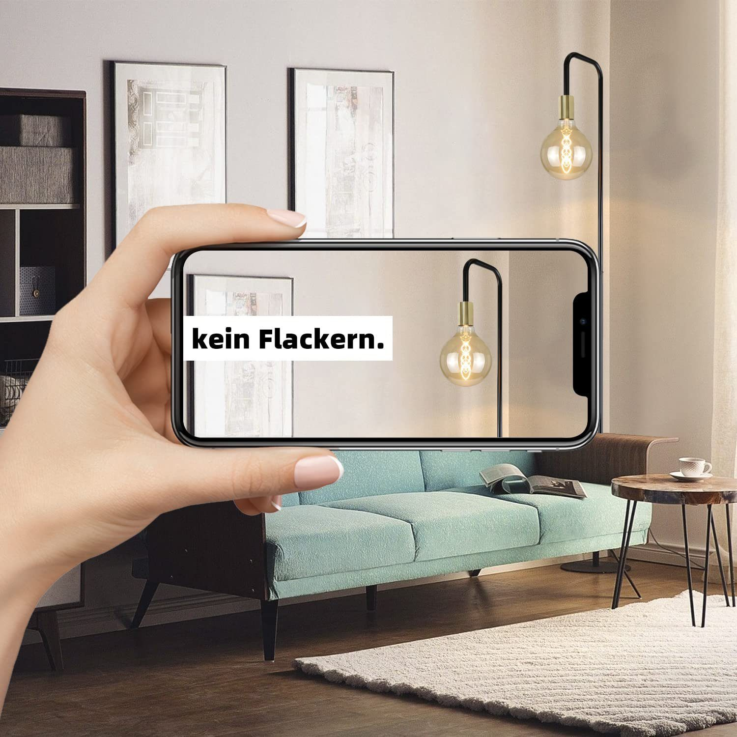 Mano che tiene un telefono che mostra l'immagine di una lampada. Lo sfondo è una stanza con un divano.