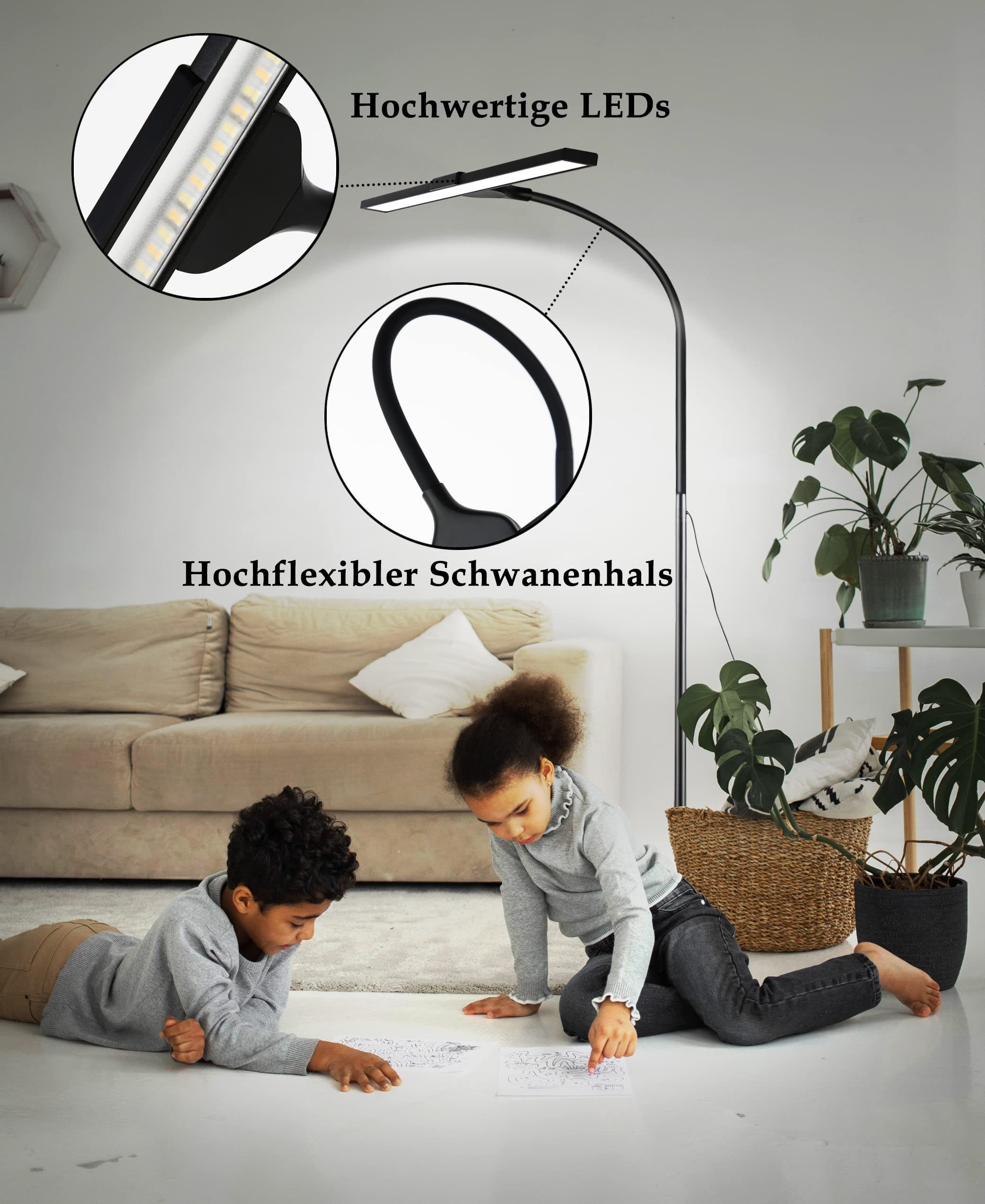 Due bambini che disegnano sul pavimento. Una lampada da terra dal design curvo è visibile sullo sfondo.
