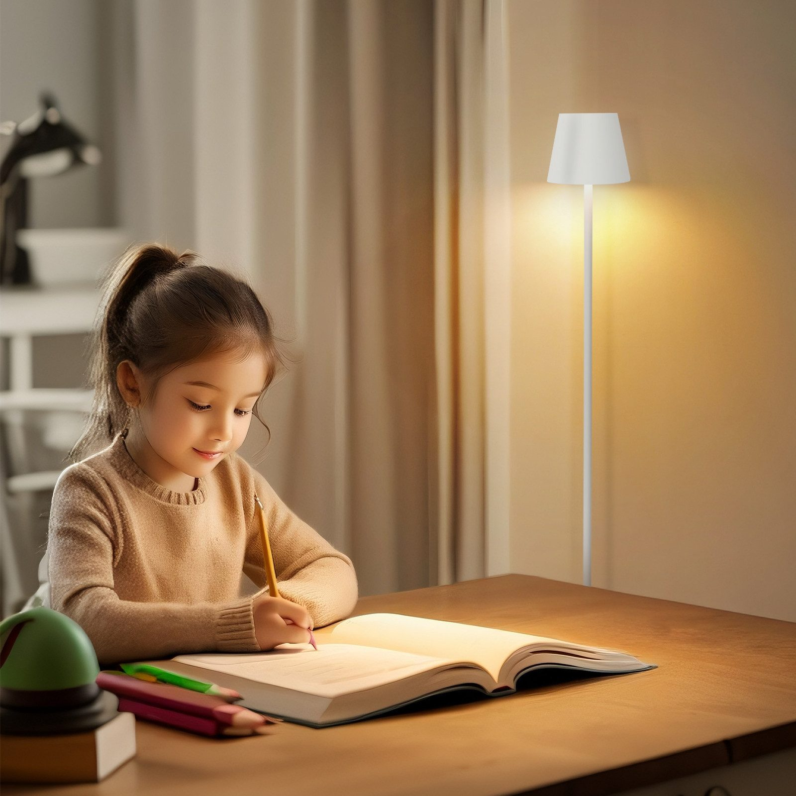 Bambina che scrive a un tavolo con una lampada e una lampada bianca sullo sfondo.