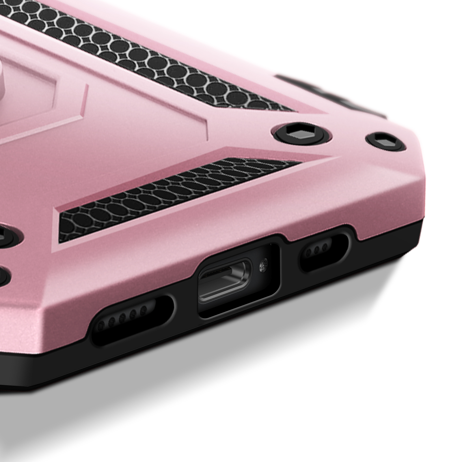 Close-up van een roze telefoonhoesje met zwarte accenten, met openingen en een cameralens.