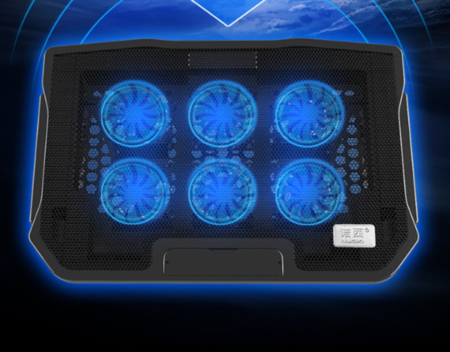 Schwarzer Laptop-Kühler mit sechs blau leuchtenden Lüftern.
