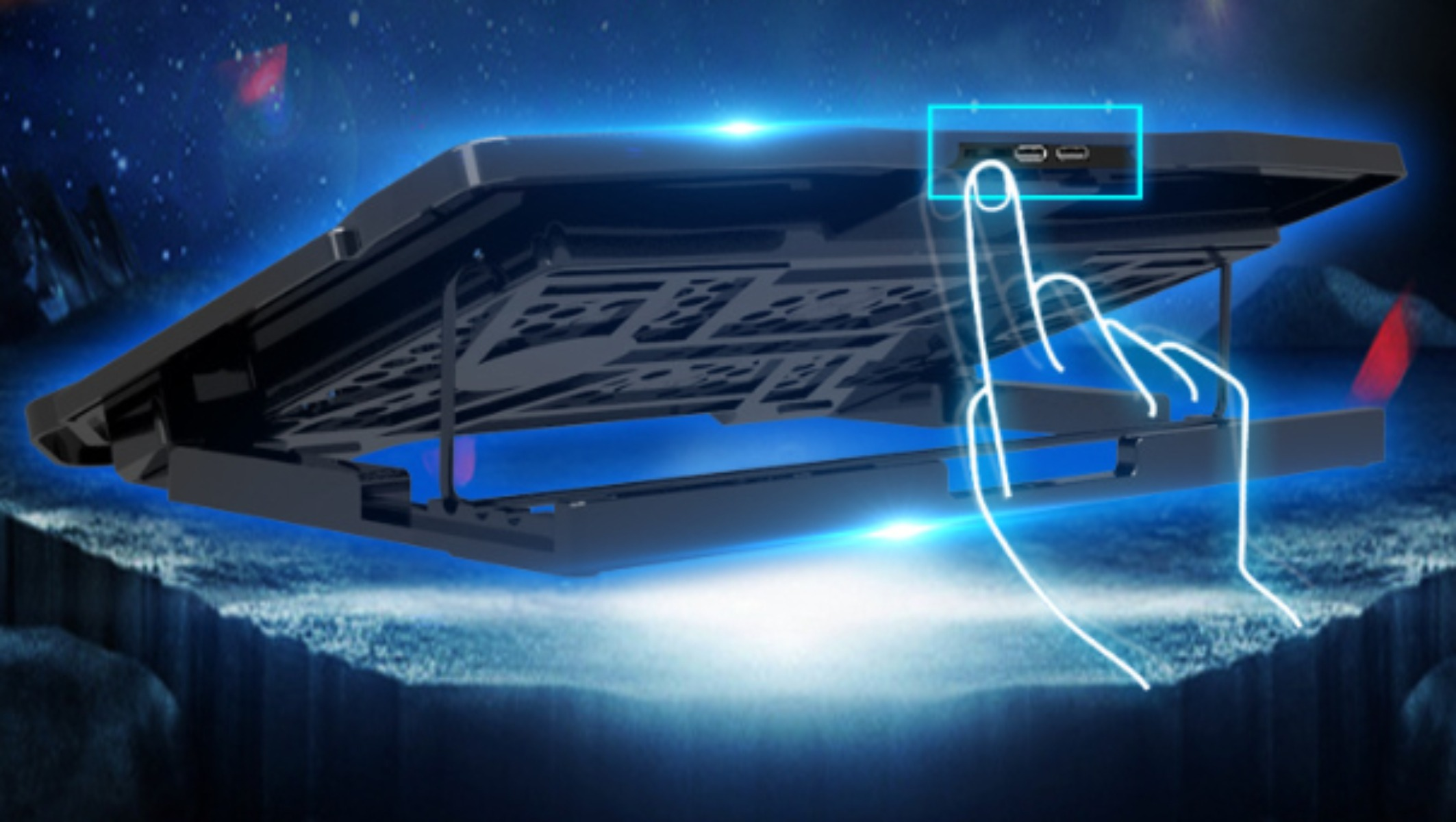 Ein Laptop-Kühlpad mit einer Hand, die auf USB-Anschlüsse zeigt, vor einem Nebelhintergrund.