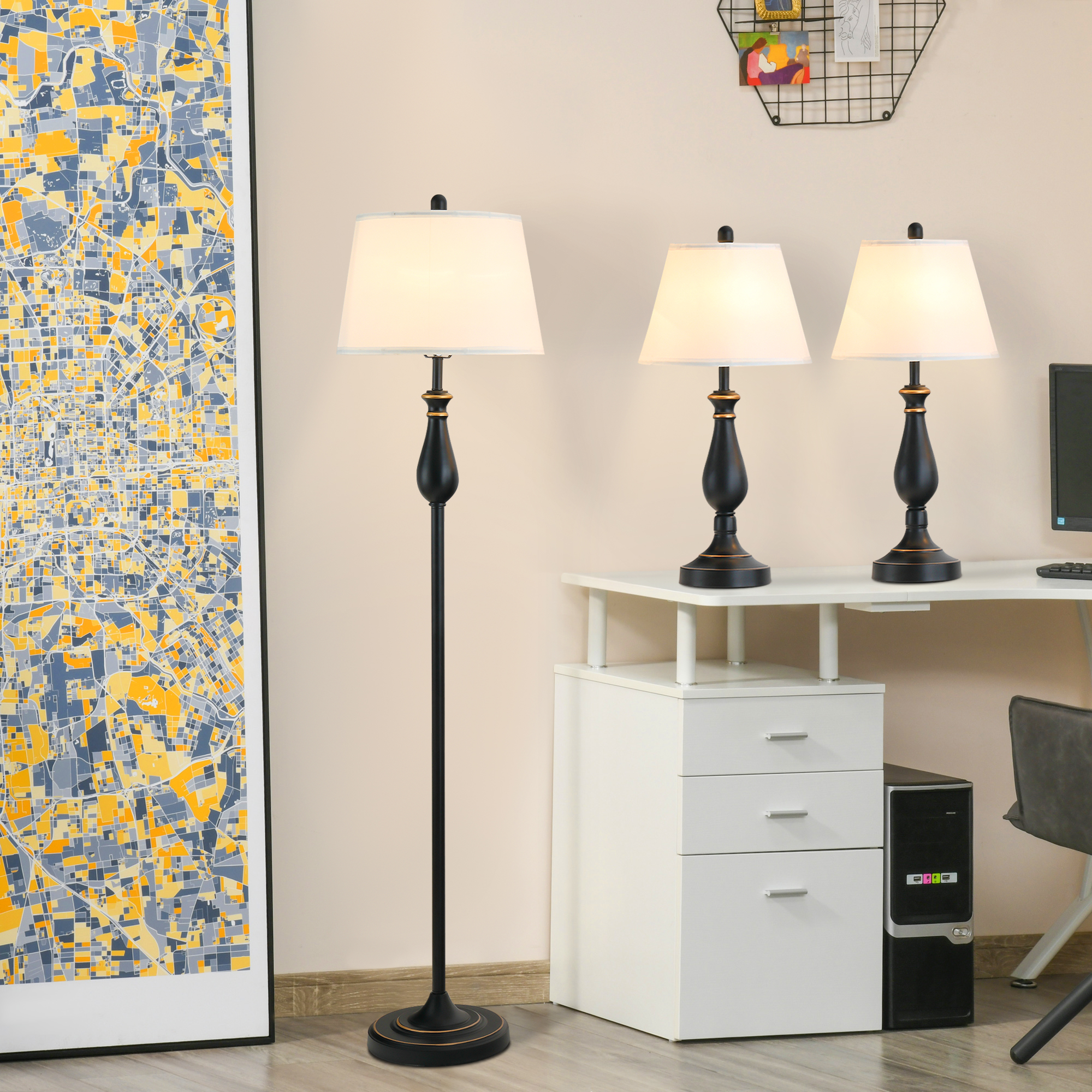 Drei Lampen, eine Stehlampe, zwei Tischlampen, Schreibtisch und Wandkunst.