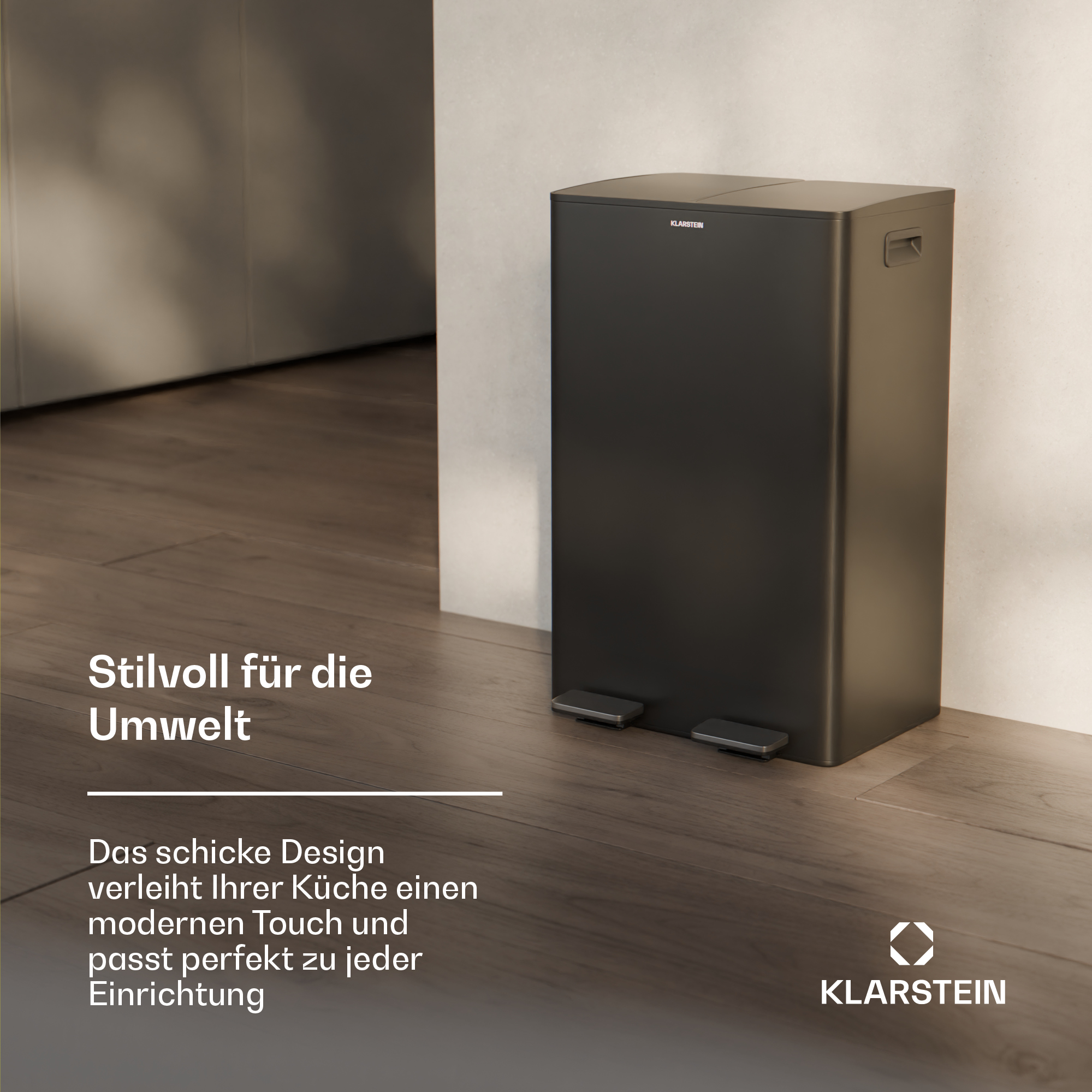 Schwarzer rechteckiger Mülleimer mit zwei Fußpedalen auf Holzboden und weißer Wand.