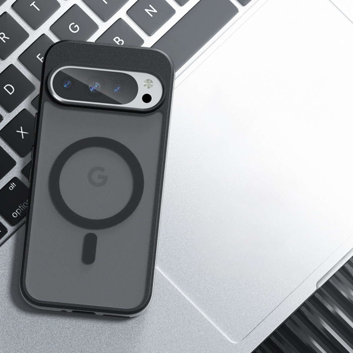 Custodia del telefono su un laptop. La custodia è nera con un cerchio visibile. Logo Google visibile.