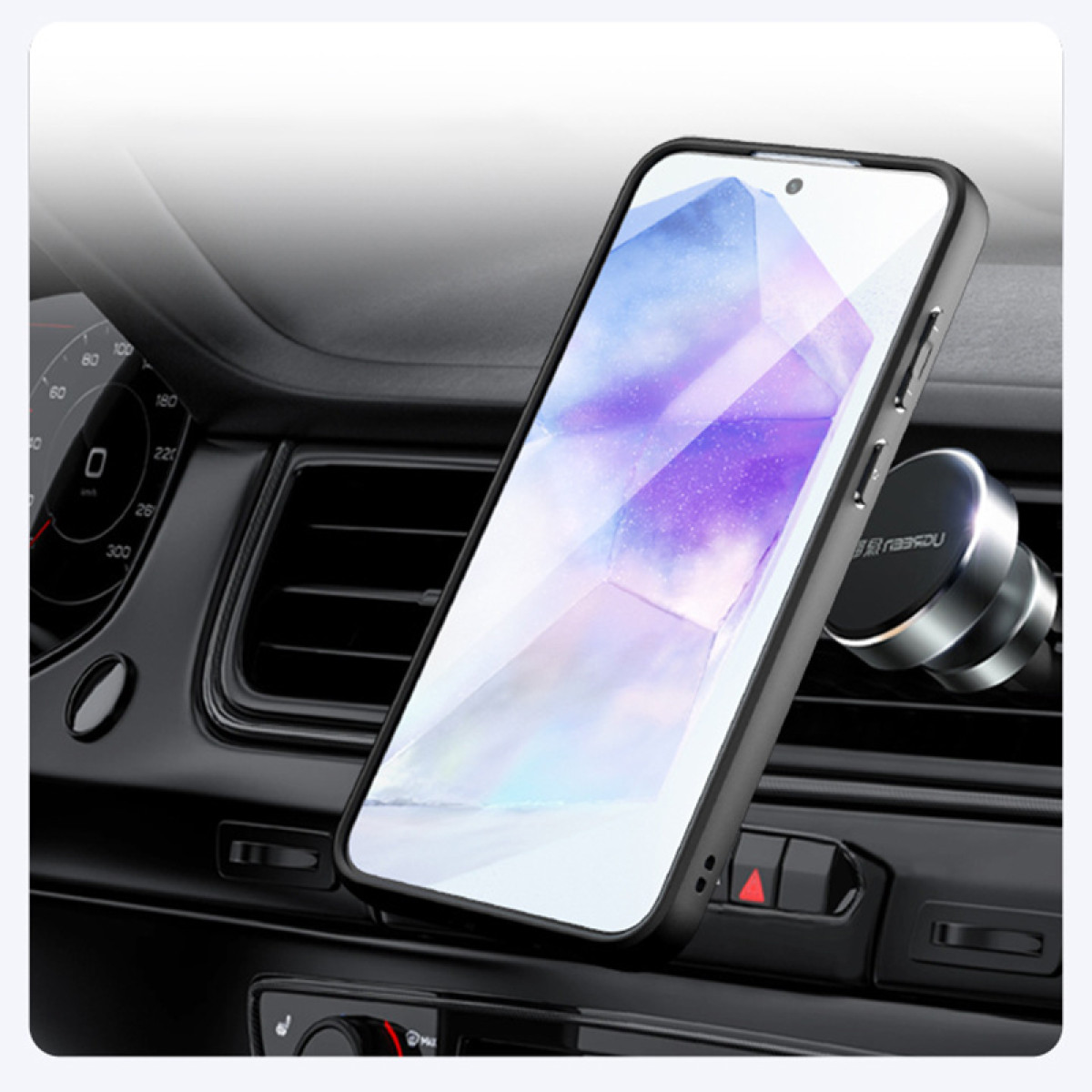 Smartphone in un supporto per auto. Il telefono mostra un design astratto e colorato. Cruscotto visibile.