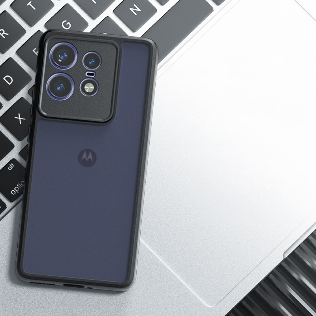 Un telefono blu navy su una tastiera di un laptop.