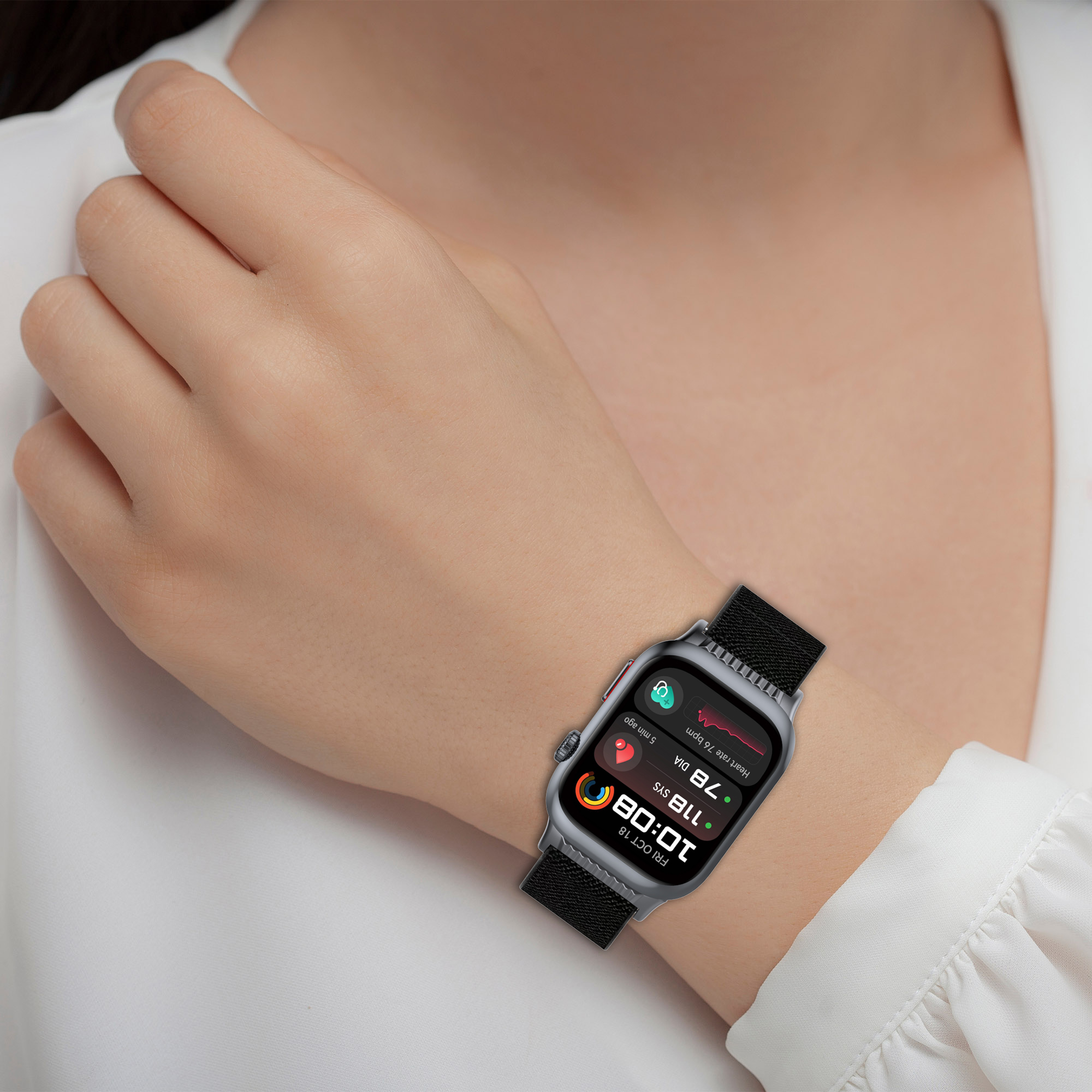 Il polso di una persona con uno smartwatch che mostra i dati sanitari.
