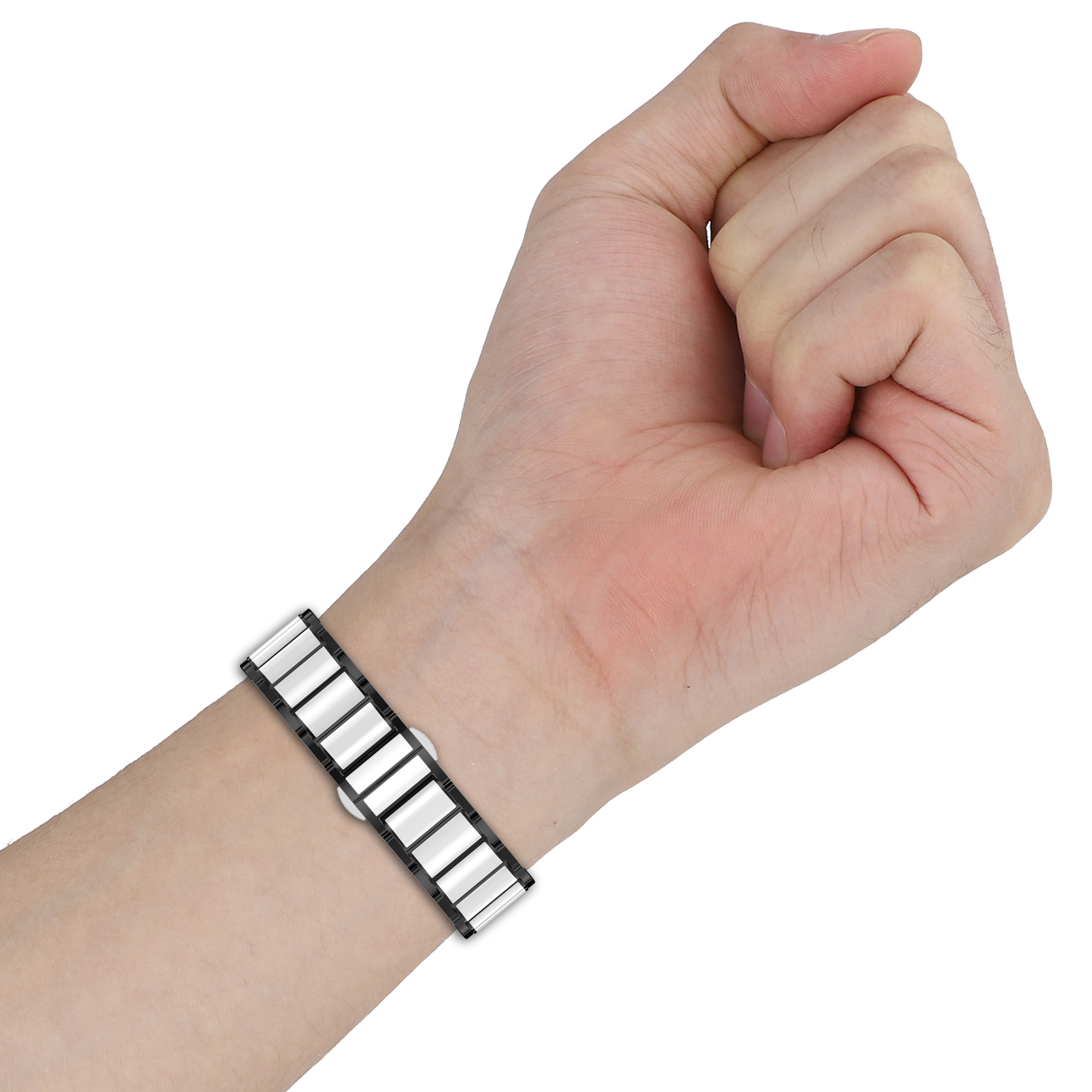 La mano di una persona che indossa un cinturino d'argento. Il cinturino ha maglie rettangolari.