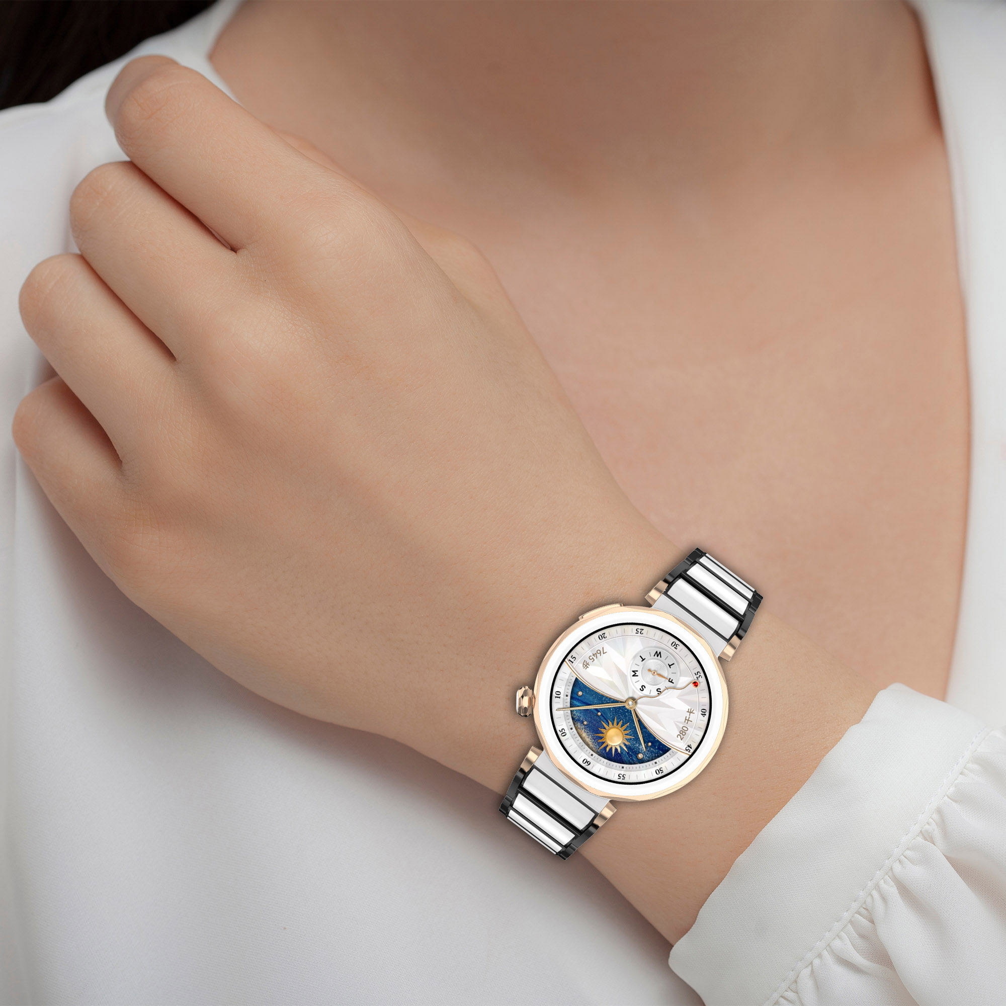 Il polso di una donna con un elegante orologio da polso, che mostra il quadrante.