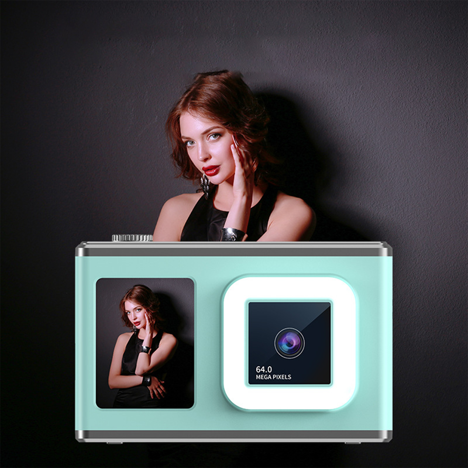Eine Frau posiert mit einer hellblauen Digitalkamera, mit einer Fotovorschau auf der Seite.