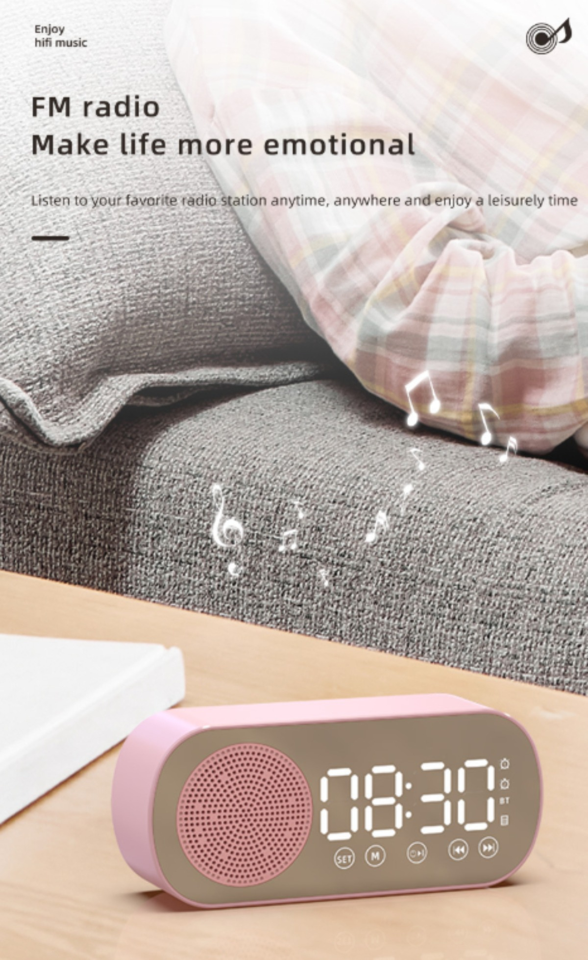 Rosa Digitaluhr-Radio mit Zeitanzeige, Noten und Sofa im Hintergrund.