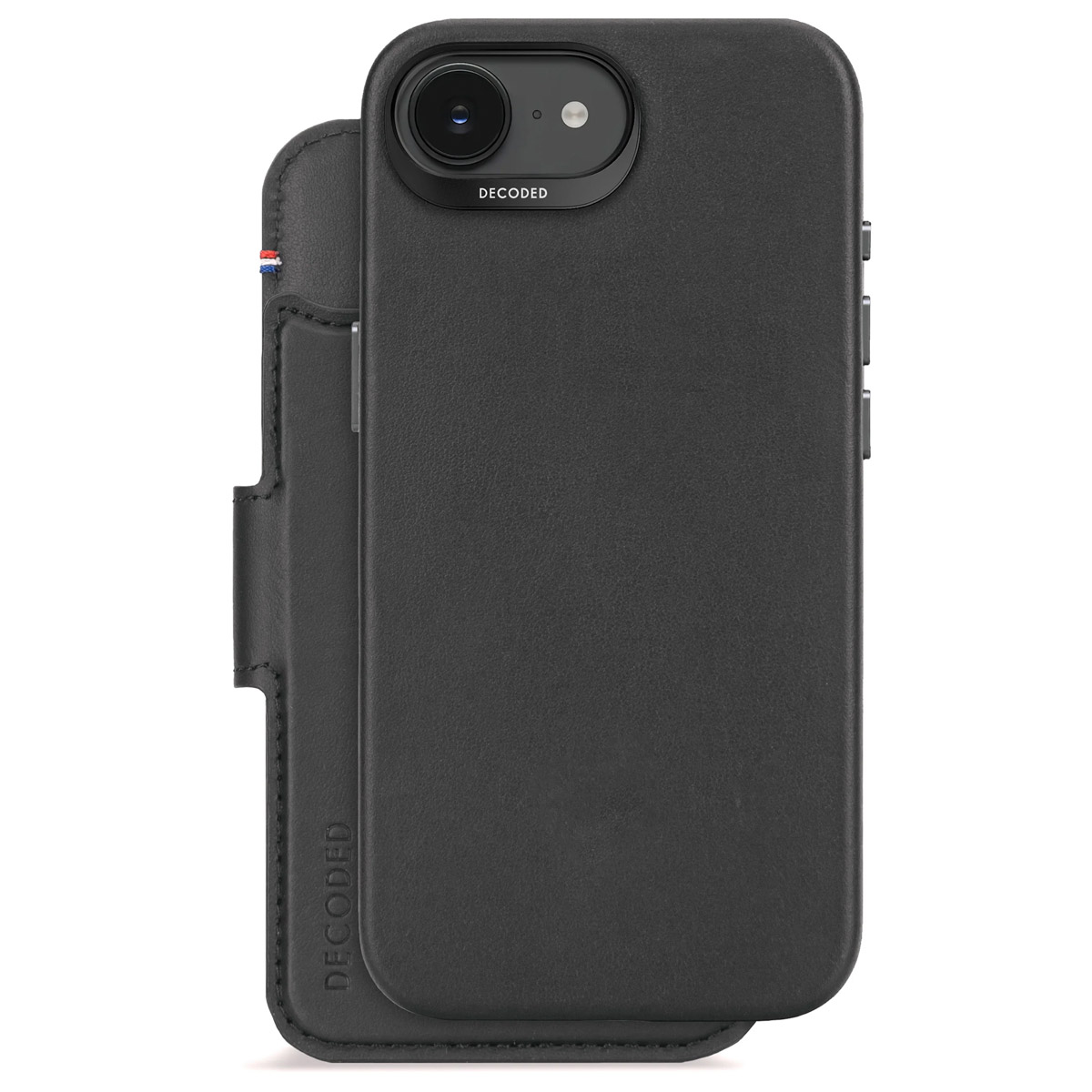 Un téléphone noir et un étui portefeuille en cuir. Le téléphone est dans l'étui. L'étui porte le logo DECEDED.
