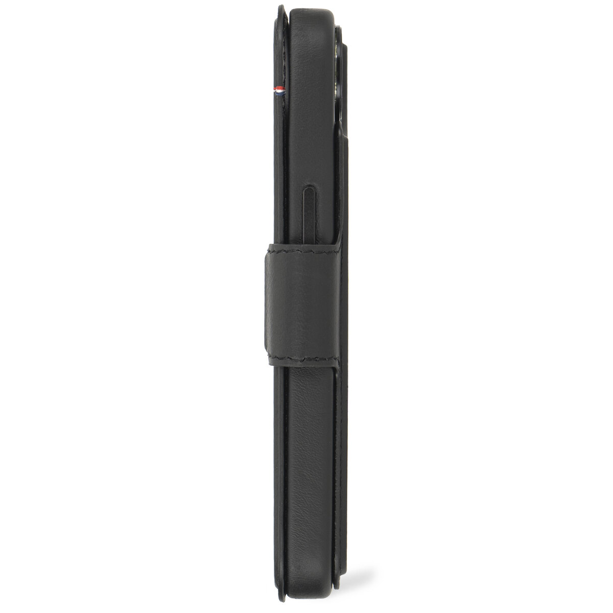 Étui de téléphone noir, fermé, vue latérale. Une sangle le maintient fermé.