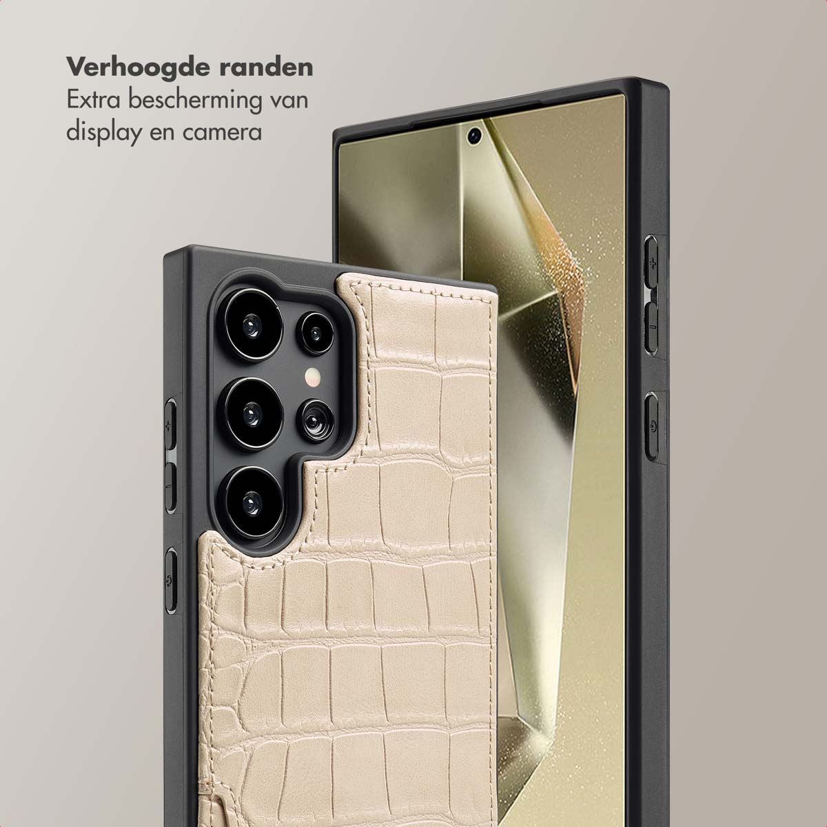 Coque de téléphone avec un téléphone à l'intérieur. L'étui est de texture simili cuir avec une fente pour carte.