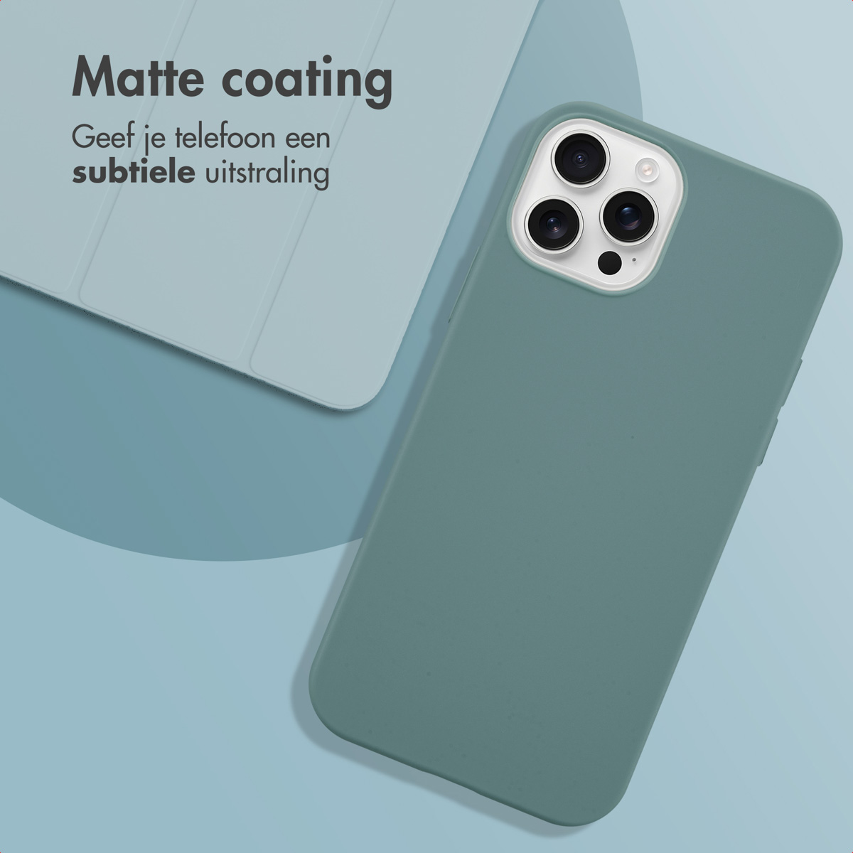 Groene telefoonhoes op een blauw oppervlak, met een witte tablet en tekst: 'Matte coating. Subtiele gloed'.