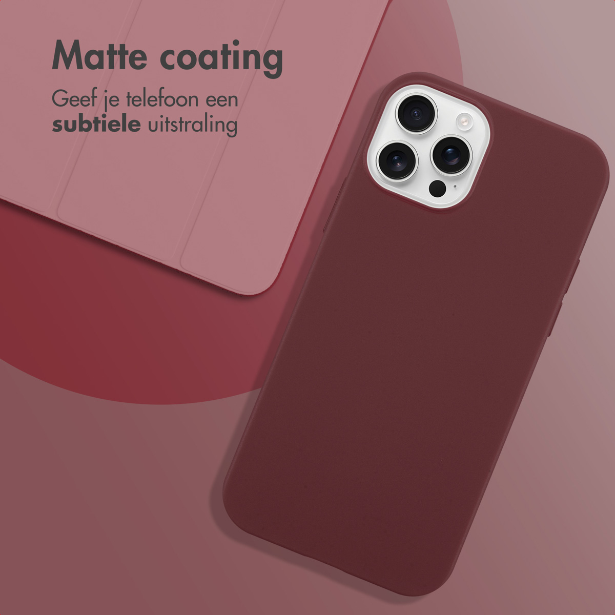 Bordeaux telefoonhoesje met een bijpassende cover op de achtergrond, met nadruk op de matte coating.