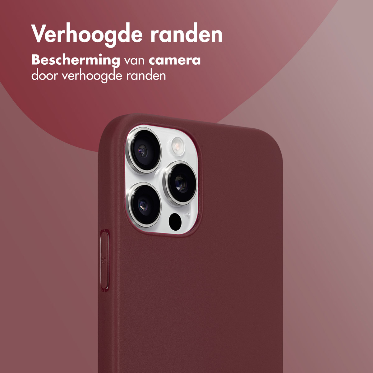 Bordeaux telefoonhoesje met drie cameralenzen. Tekst zegt 'Verhoogde randen'.