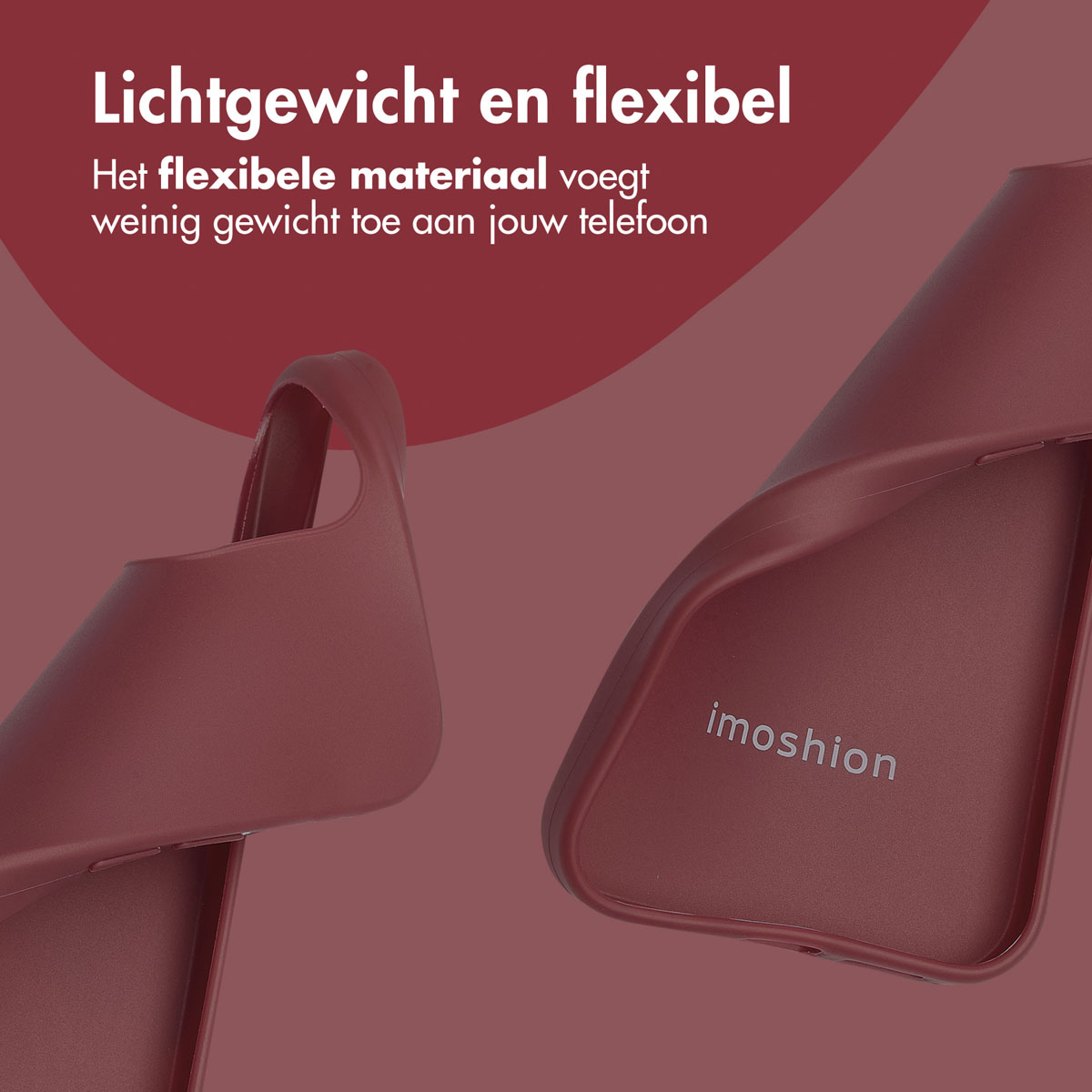 Twee close-up beelden van een telefoonhoesje. De hoes is bordeauxrood en heeft een zacht, flexibel materiaal.
