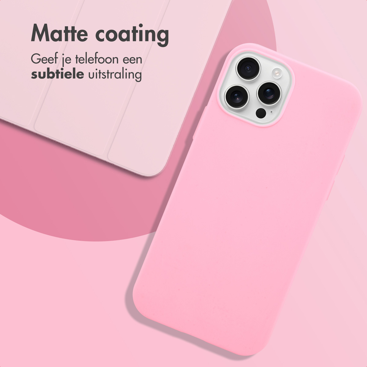 Coque de téléphone rose avec finition mate. Fond rose clair avec texte. Téléphone incliné à droite.