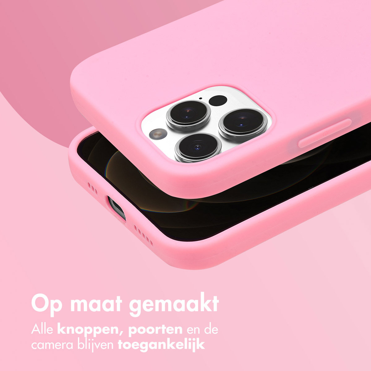 Coque de téléphone rose sur un téléphone, détails de la caméra visibles. Fond rose.