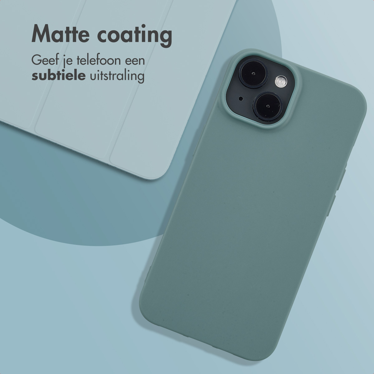 Een telefoonhoesje, groen. De telefoon zit in de hoes. De hoes ligt op een blauw oppervlak.