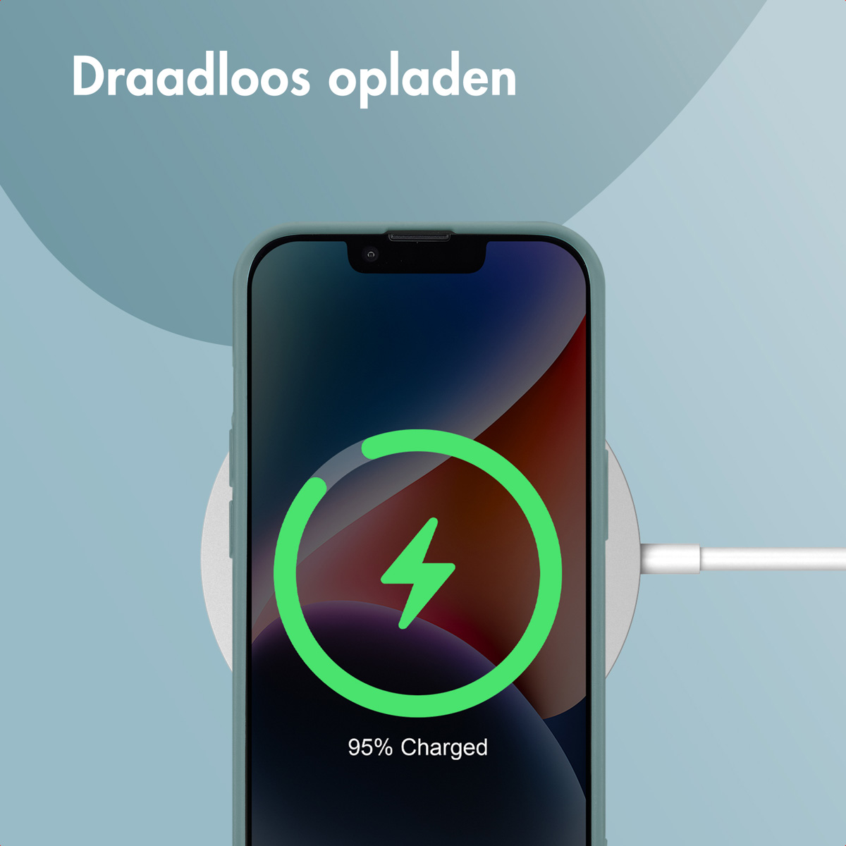 Telefoon draadloos opladen op een wit oplaadpad. Telefoon heeft groene hoes en toont 95% geladen.