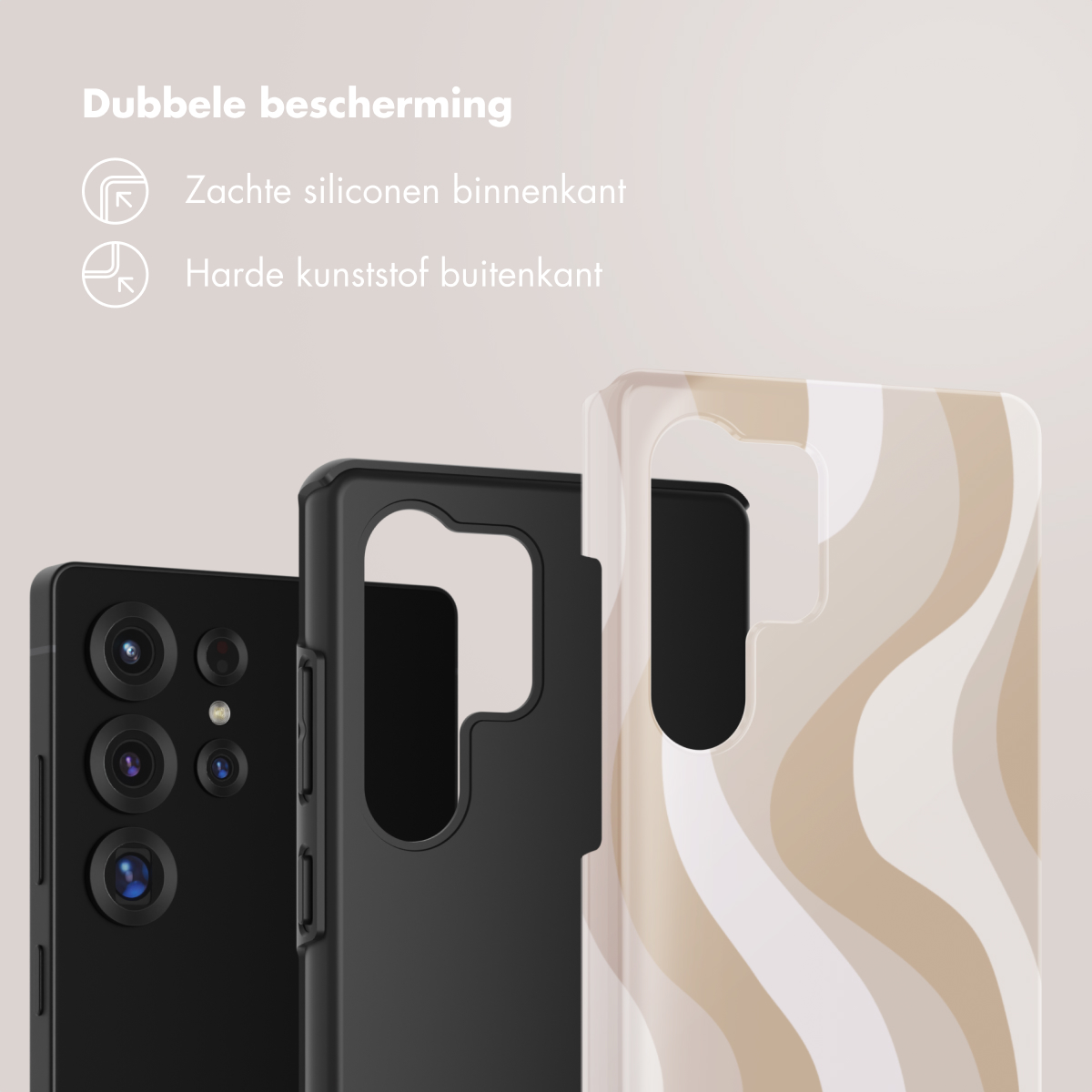 Drie telefoonhoesjes, één met een golvend beige patroon. De achtergrond is roze.