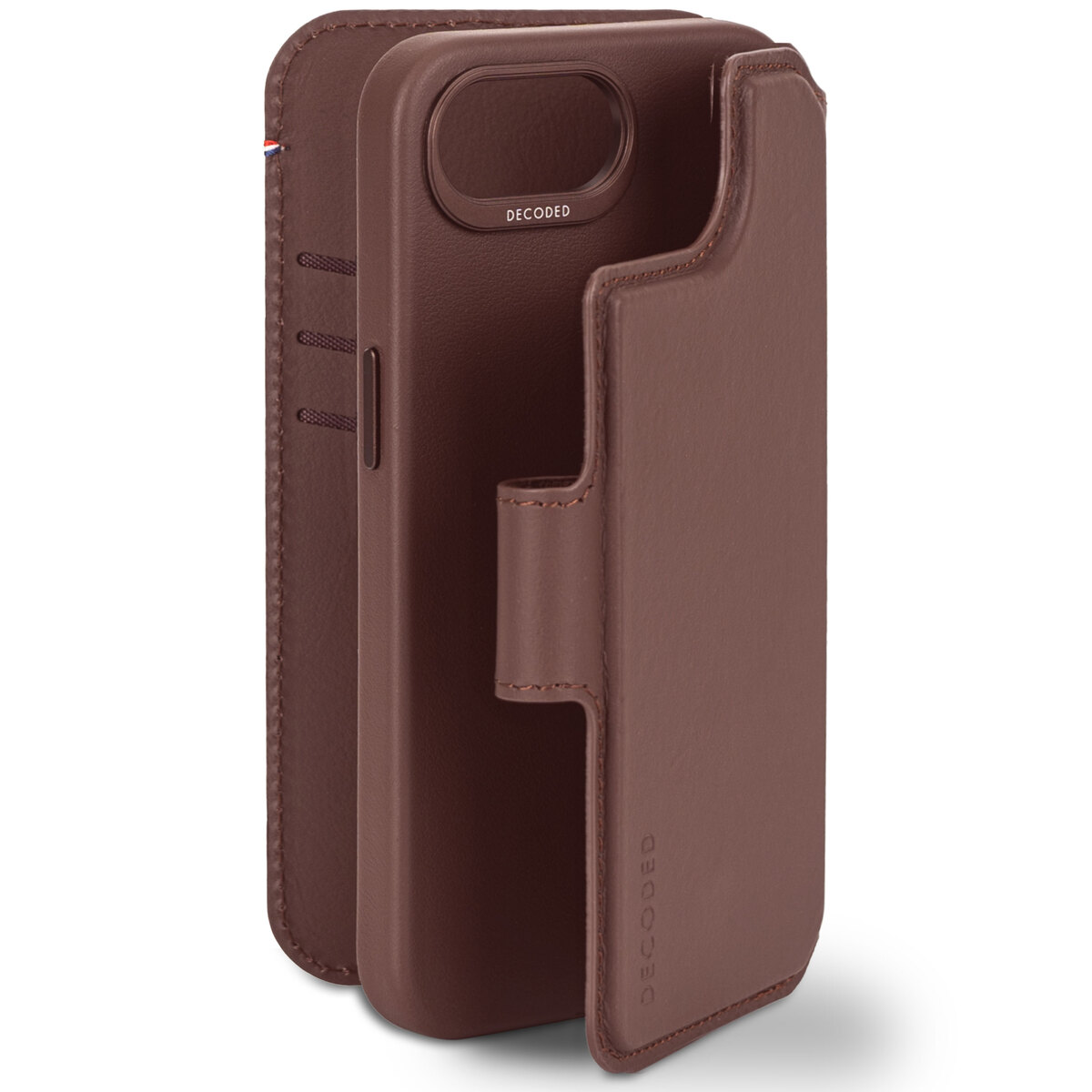 Bruin leren telefoonhoesje met een flip cover. Er staat 'DECODED' op gedrukt.
