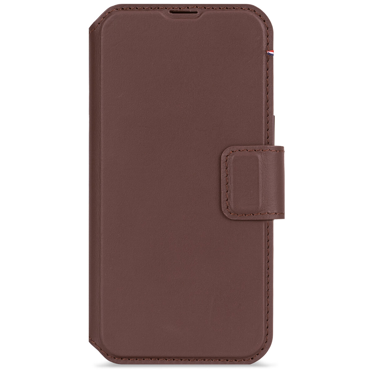 Een bruin leren telefoonhoesje, gesloten. Een magnetische sluiting is zichtbaar.