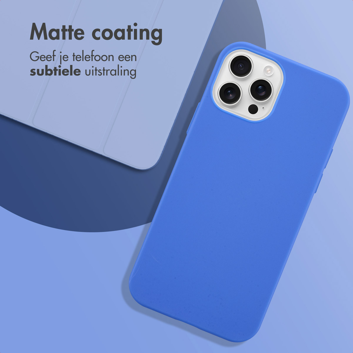 Blauwe telefoonhoes op blauwe ondergrond. Witte tablet op de achtergrond.