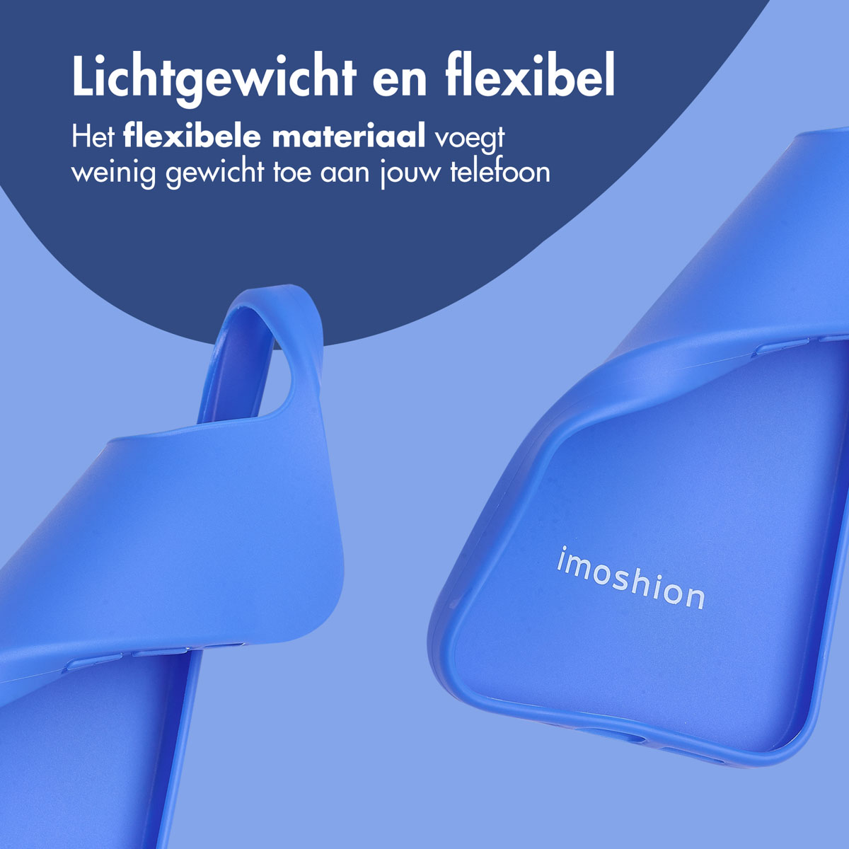 Twee blauwe telefoonhoesjes, één open, toont de binnenkant. De achtergrond is een lichtblauwe gradiënt.