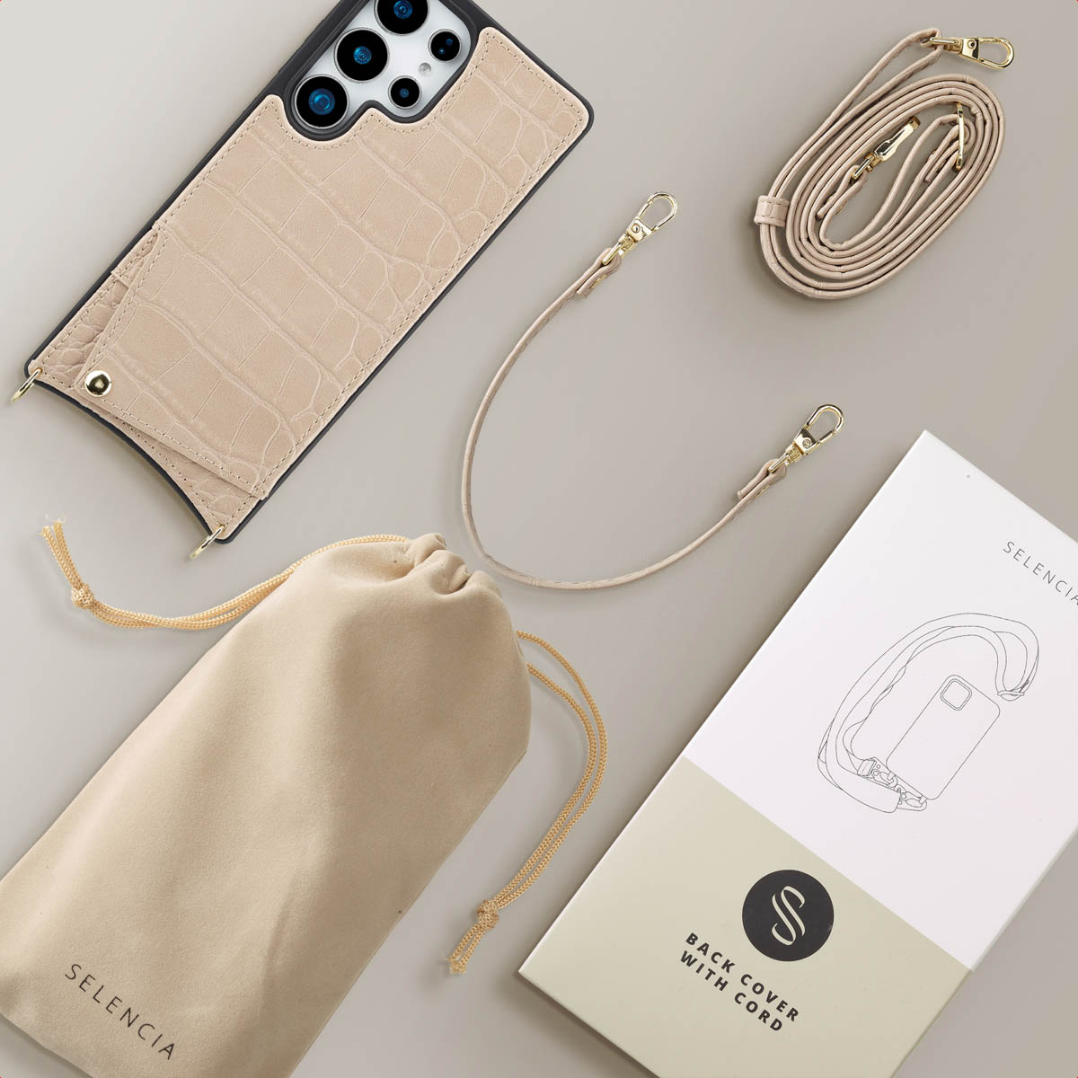 Coque de téléphone beige avec un téléphone, une sangle et une pochette. Motif peau de crocodile.