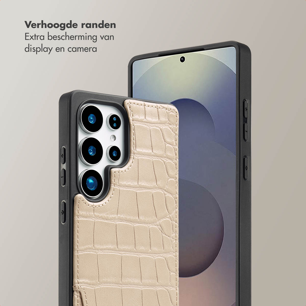 Une coque de téléphone avec un motif crocodile beige. Un téléphone est visible derrière.
